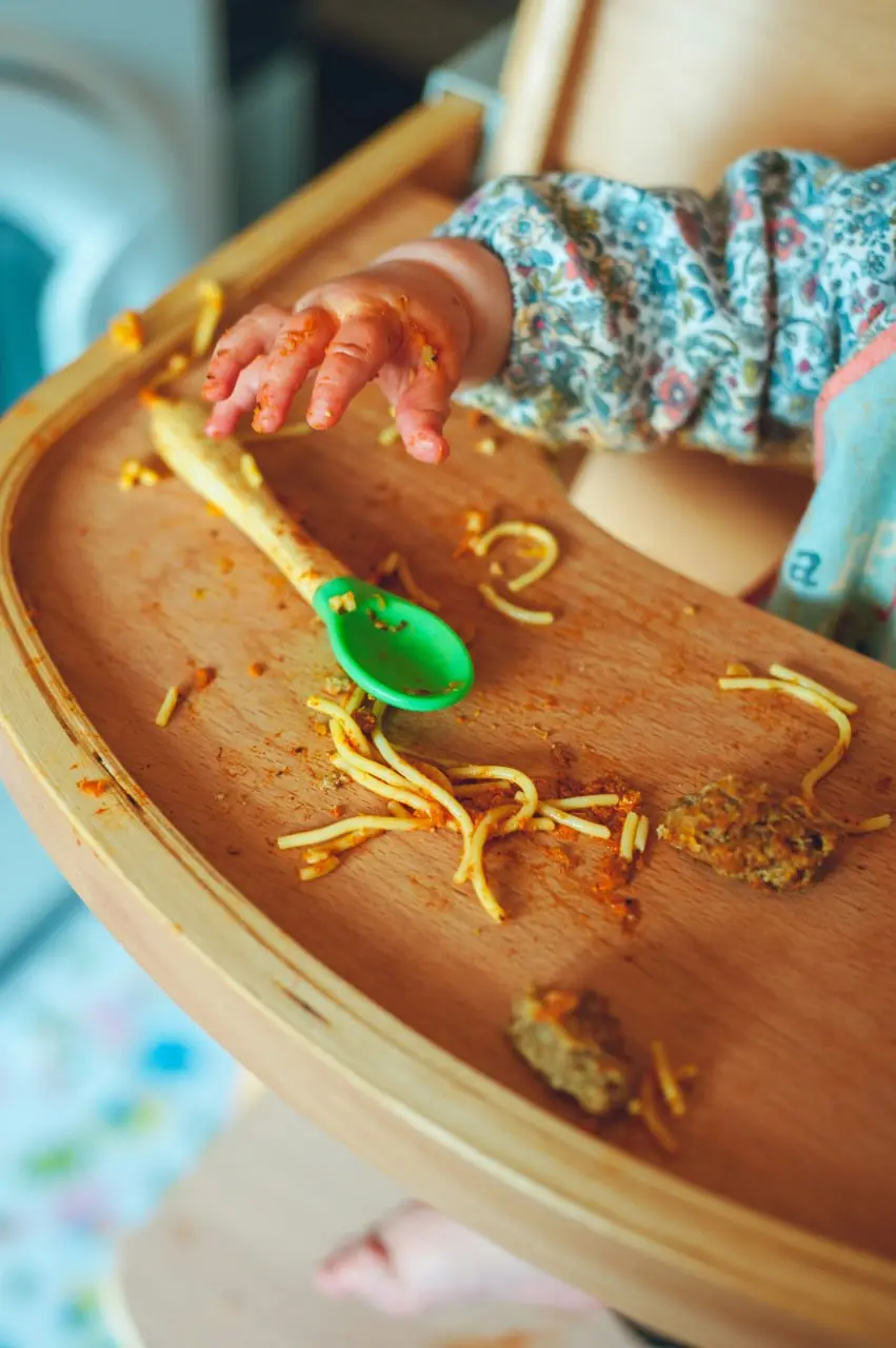 Copertina articolo: Svezzamento a 6 mesi: guida completa all’alimentazione complementare secondo evidenze scientifiche